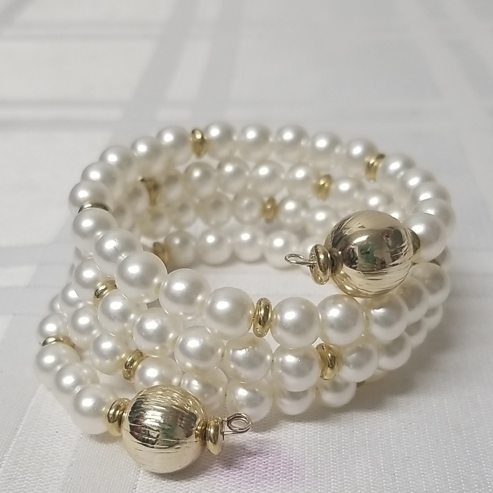 HANDCRAFTED BY ME, 4-Row Memory Wire STRETCH bracelet, Goldtone&Faux Pearls H22